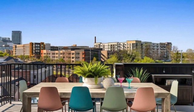 Rooftop penthouse steps from Broadway, sleeps 6, downtown Nashville