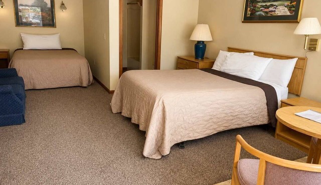 Room 28-1 Queen 1 Full Suite-Woodland Motor Lodge