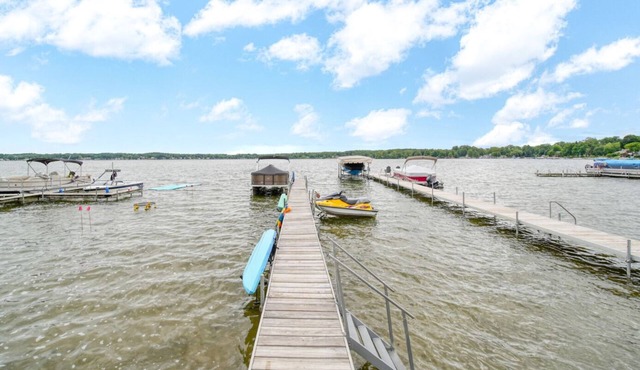 Round Lake Retreat Sleeps 10 with optional Pontoon Boat