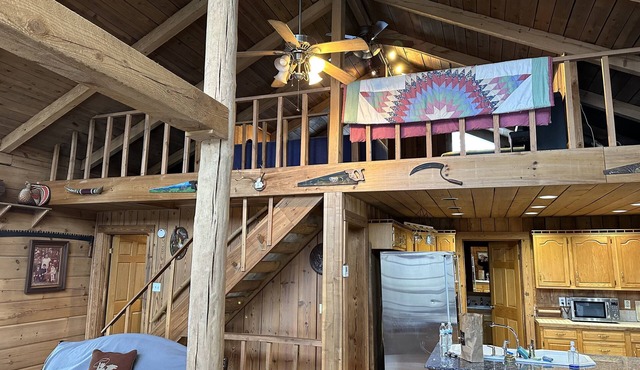 Rugged and Rustic Tennessee Mountain Cabin With Loft