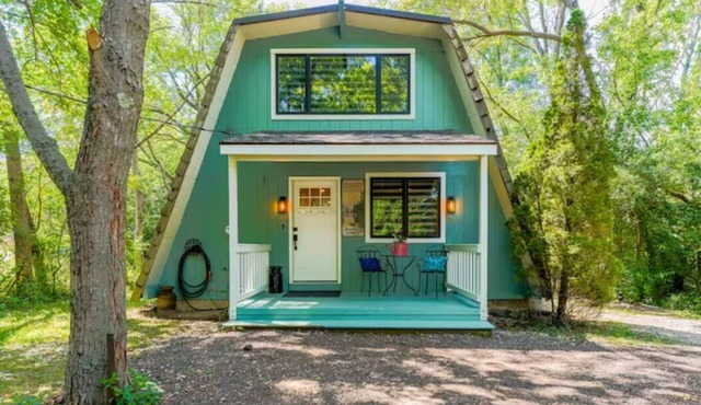 Rustic Riverside A-Frame Retreat: Secluded Charm. in Racine