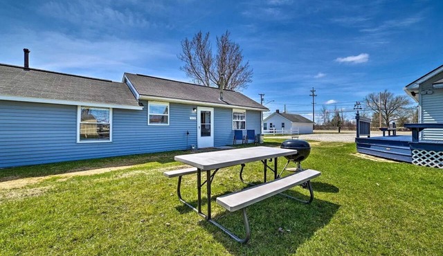 Rustic Waterfront Cabin with Fire Pit in Houghton Lake, Michigan in Houghton Lake