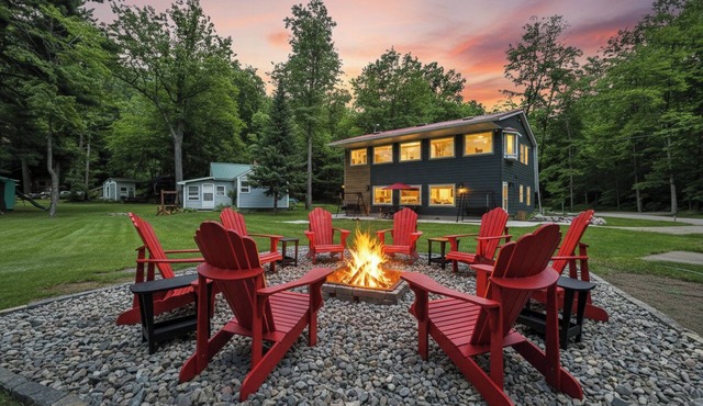 Sand Bar Resort – Updated 5BR with Lake Views, Big Yard, Firepit, Pontoon rental, Gourmet Kitchen & More!
