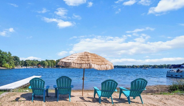 Sandy Beachfront Lakehouse with Amazing Views!