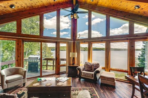Sauna & Pool Table: Family Home on Lake Chicagon