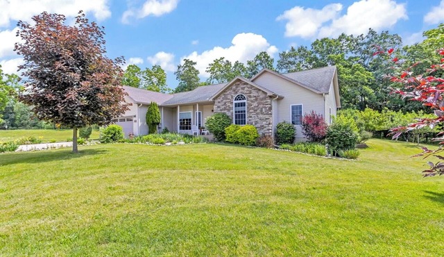 Scenic peaceful rural area and tastefully decorated comfy home. Full kitchen.
