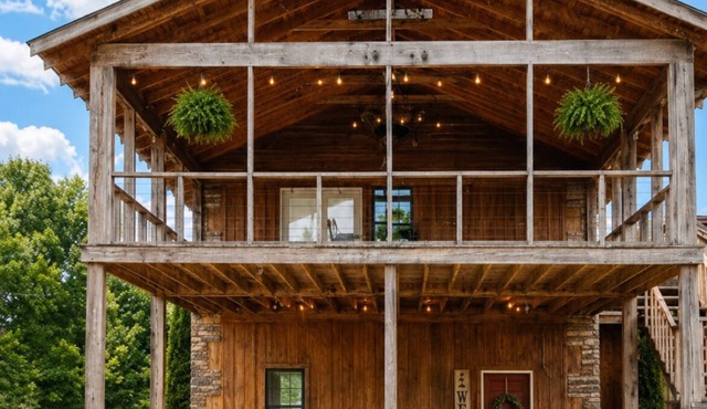 Scottarosa Lodge Sleeps up to 6 - I Spacious room and 1 bathroom- 1 deck