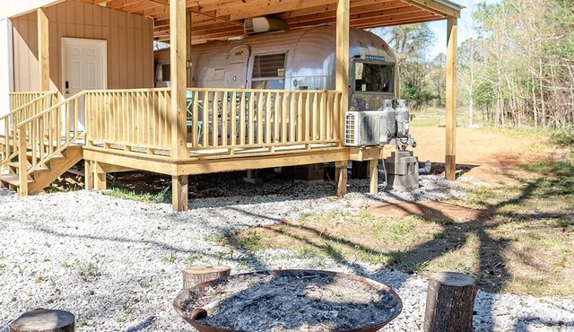 Secluded airstream w/river and bridge views, large deck, & tiny house
