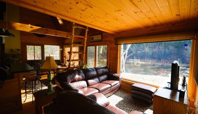 Secluded Boardman River home with a HOT TUB, Smart TV, Kayaks. Dogs ok