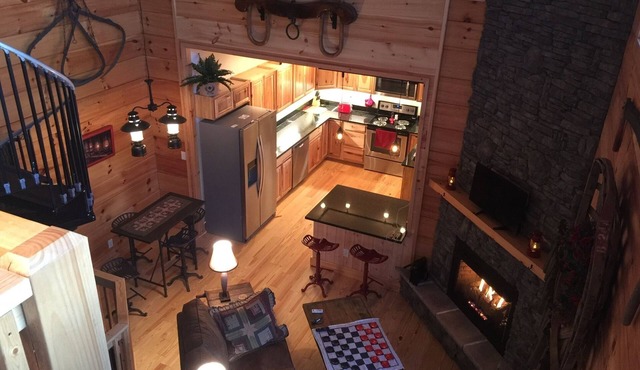 Secluded mountain cabin 5 acres , all rooms with view, hear soothing waterfall