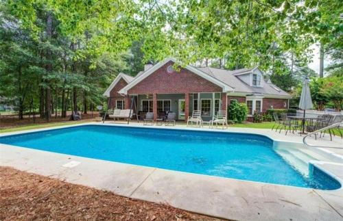 Secluded Retreat with Pool near Stone Mountain, Aquarium and Coca-Cola - Downtown