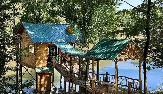 Secluded Waterfront Tree House Rental with a 20-Acre Private Lake in Jackson, Georgia