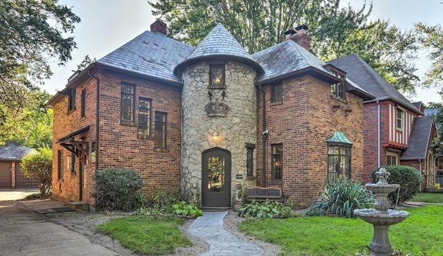 Secor Castle-4 BR/3.5 BA, Arcade, Jacuzzi Tub, 1 mile to UT!