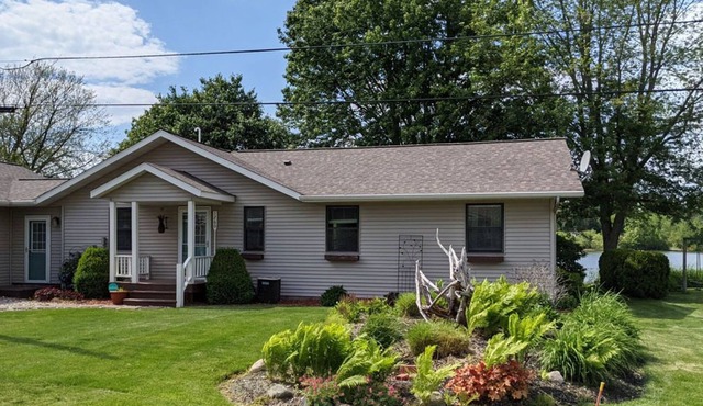 Serene and Comfortable Lake Front Getaway! in Trufant