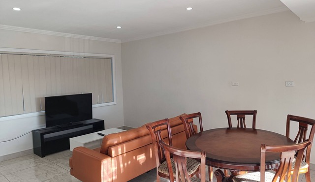 SHARED ACCOMODATION | Spacious & Comfortable Queen Room with Heating and A/C in Guildford West