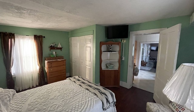 Single bedroom upstairs apartment close to Hillsdale College