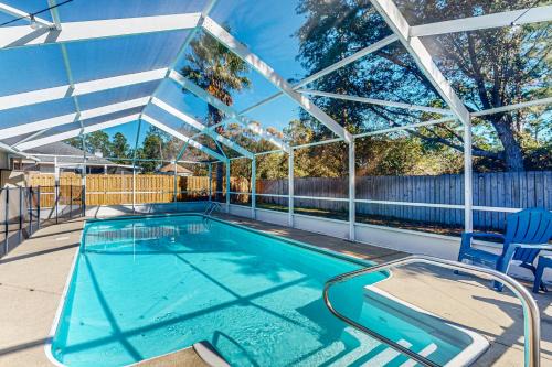 Single-level home with fenced yard private pool & washer&dryer