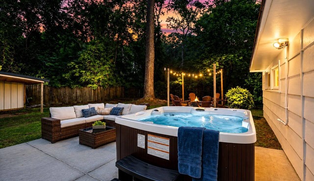 Sleeps 14, Hot Tub, Game Room, Fire pit, Pet-Friendly, Near Ft Benning & CSU