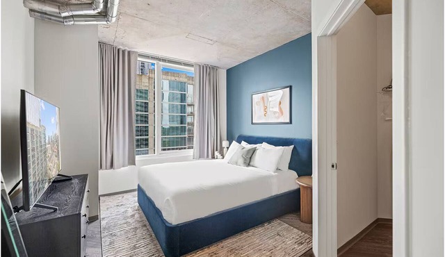 SoBro Business Stay | Rooftop Views Close to Bridgestone & Symphony