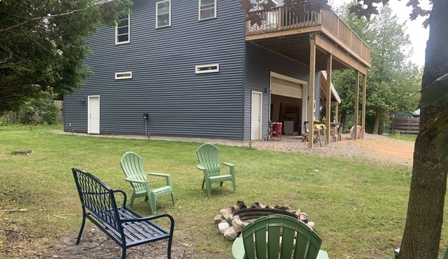 Spacious 2 br cottage with expansive deck, firepit, hammocks, and more! in Cedarville