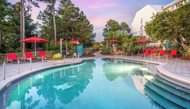 Spacious 2BR Bay View Suite w/Balcony & Full Kitchen: Near Miramar Beach