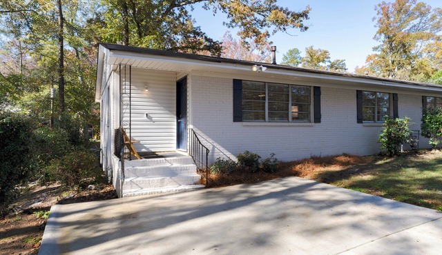 Spacious 3BR Condo w/Private Off-Street Parking for 3 Vehicles!