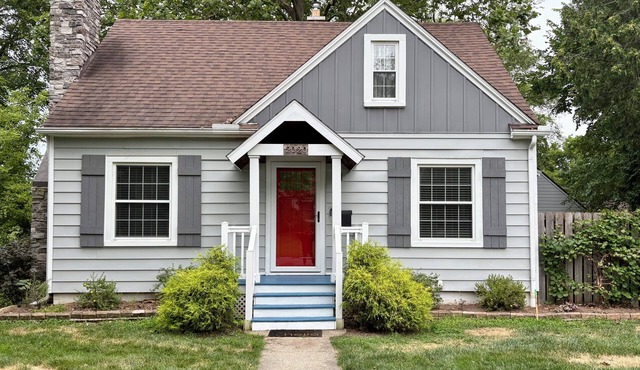 Spacious 4-bedroom house in SoPac near Burns Park. Walk to campus or athletics