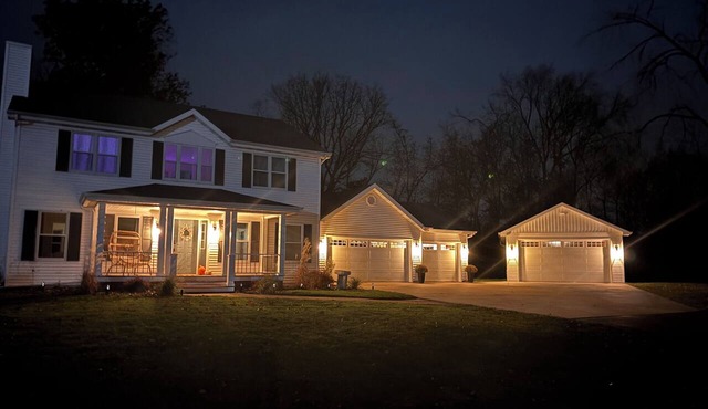 Spacious 4-bedroom home less than 5 miles away from EAA in Oshkosh with a gym in Oshkosh
