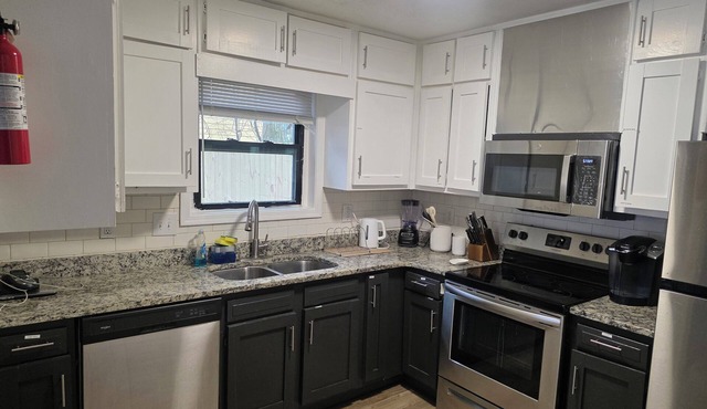 Spacious 4-bedroom house; Fenced Yard; 8 mins from Atlanta Intl Airport