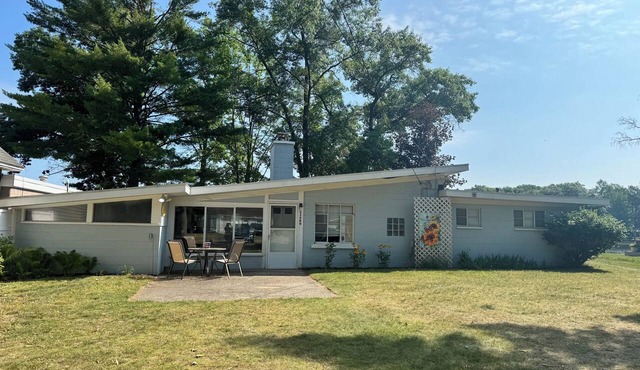 Spacious 4-bedroom house on all sports 8 Pt Lake in wonderful Lake with AC