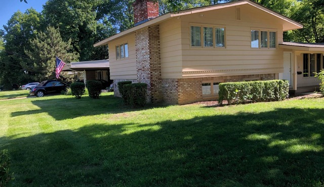 Spacious 4-bedroom house in lovely Flint with fitness room, WiFi