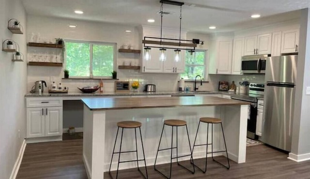 Spacious 5-bedroom home-pet friendly in Stone Mountain