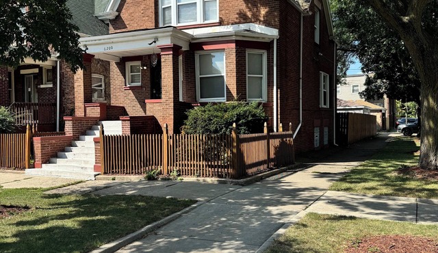 Spacious 5-bedroom bungalow in delightful Chicago with AC, WiFi in Chicago
