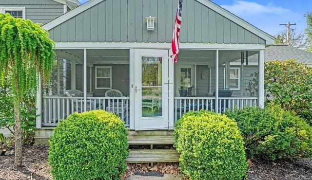 Spacious 5-bedroom home in Saugatuck, short walk to downtown, perfect for family getaways.