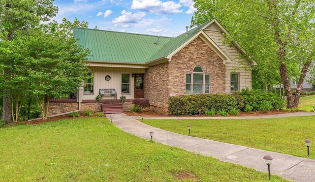 Spacious 5 bedroom house with double decker dock on quiet lakefront!