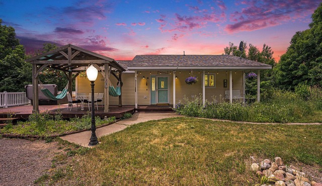 Spacious 5-bedroom retreat on 5 acres. Near ORV park. Hot tub for sunset views.