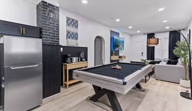 Spacious 5-bedroom house in delightful Lincoln Park with AC in Lincoln Park