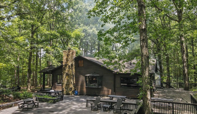 Spacious 7-bedroom cabin with AC in charming Stockbridge