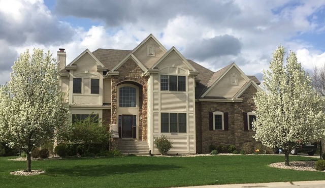 SPACIOUS COMFORT outside Milwaukee. 3 story 5 bdr.Only 15 min from downtown. in Menomonee Falls