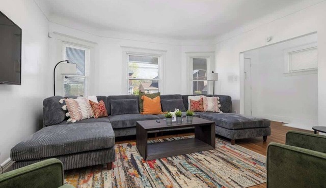 Spacious Home 6 Beds + Free Parking 5 min DT