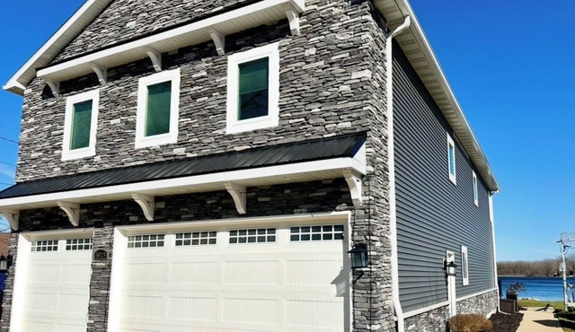 Spacious Lake Lansing Home 6-bedrooms 4.5 bathrooms.