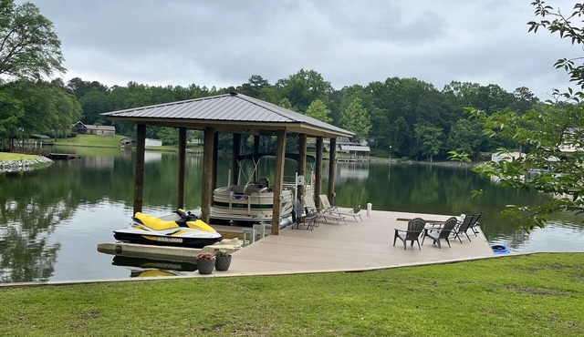 SPACIOUS Lakefront Family Retreat on Lake Martin