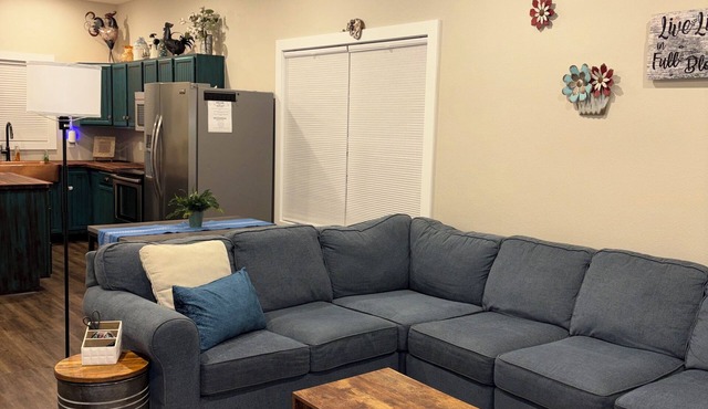 Spacious Private Studio Attached Garage WasherDryer Wi-Fi in Sullivan