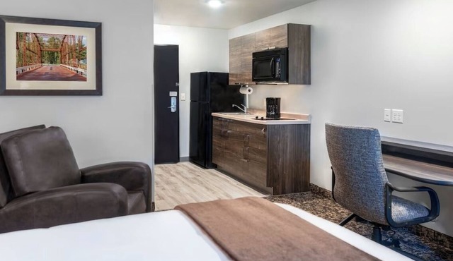 Spacious Room Perfect for Comfort Stays w/Modern Kitchen + Relaxing Ambiance