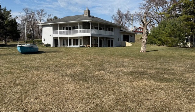 Spacious Vineyard Lake Lakefront Cottage within 5 minutes of MIS
