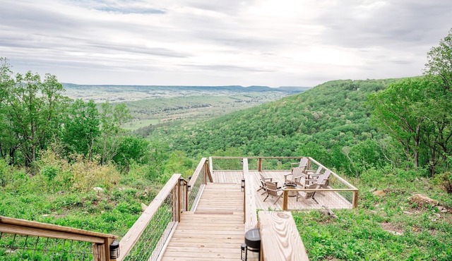 Spectacular Cabin with Home Theater and Fire Pit in Fort Payne, Alabama