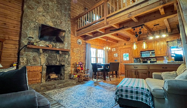 Spend Labor Day at Happy’s Hideaway- Fiber Wifi and Hot tub - Callaway Gardens