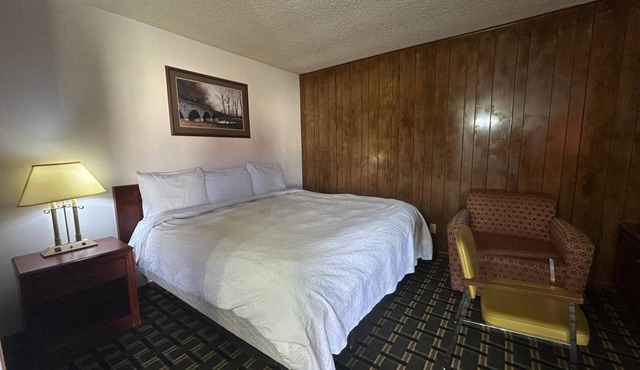 Stay in a Relaxed, Inviting Room Within Walking Distance of Sylvester’s Cafe in Broken Bow