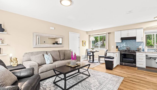 Step-Free 1BR in Roseville | King Bed | End Unit