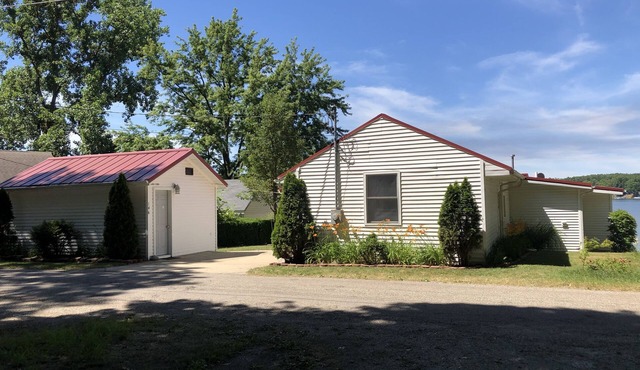 Stone Lake Vacation Cottage Middlebury, IN Boat Kayak Fishing Swimming getaway